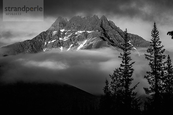 Berg und Wolken in abgelegener Landschaft