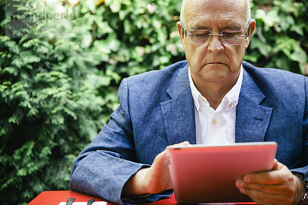 Hispanischer Geschäftsmann mit digitalem Tablet