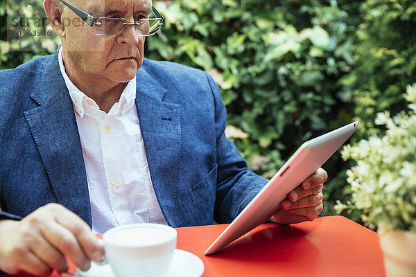 Hispanischer Geschäftsmann mit digitalem Tablet