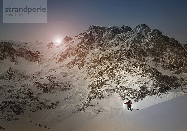 Kaukasischer Skifahrer auf der Monte Rosa-Piste  Piemont  Italien