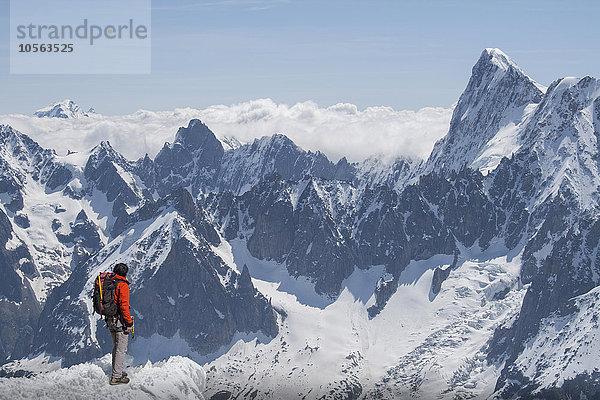 Kaukasischer Skifahrer auf dem Berggipfel  Mont Blanc  Chamonix  Frankreich