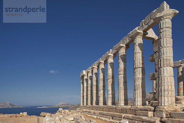 Ruinen des Poseidon-Tempels unter blauem Himmel  Kap Sunion  Griechenland