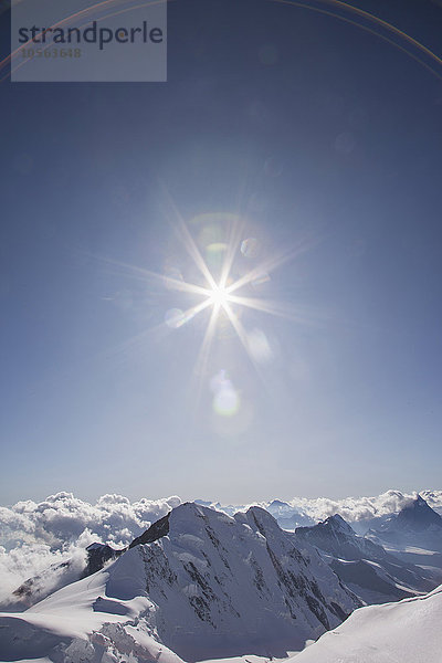 Sonnenschein über verschneiten Berggipfeln