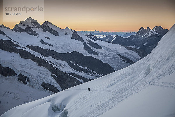 Wanderer auf verschneiten Berghängen