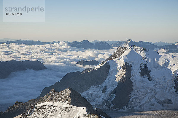 Verschneite Berggipfel in abgelegener Landschaft