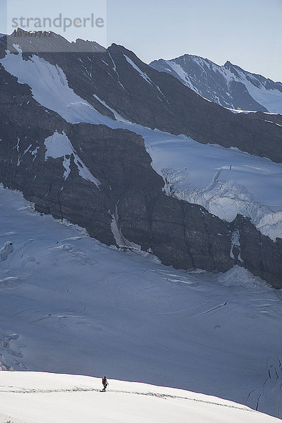 Wanderer auf verschneiten Berghängen