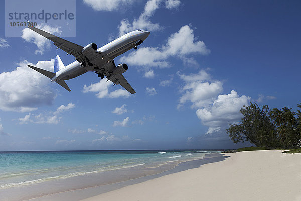 Flugzeug fliegt über tropischen Strand