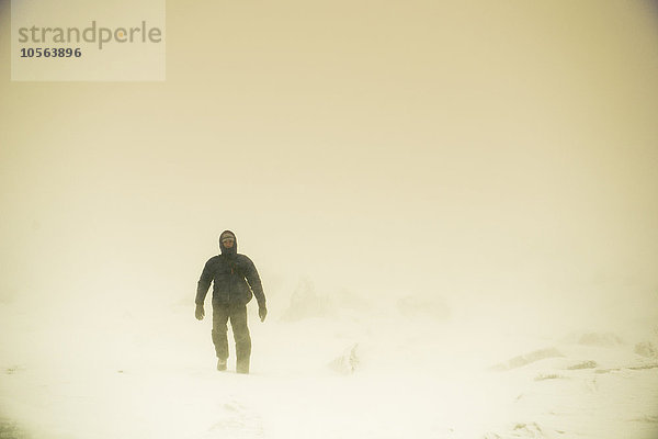 Kaukasischer Wanderer im Schnee