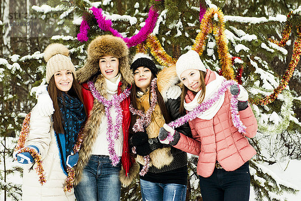 Kaukasische Mädchen spielen im Schnee