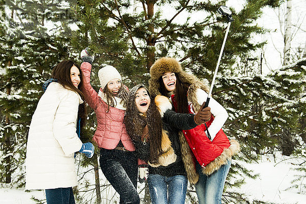 Kaukasische Mädchen nehmen Selfie im Schnee