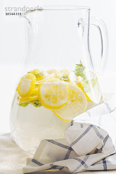 Krug mit Kräuter-Zitronenwasser