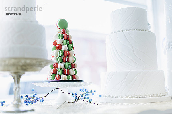 Makronen und Hochzeitstorten im Schaufenster einer Bäckerei