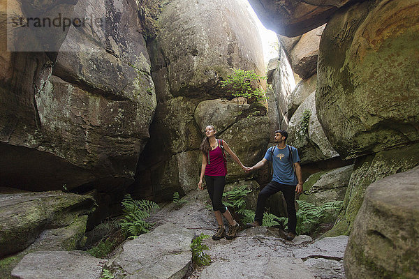 Kaukasisches Paar erkundet Höhle