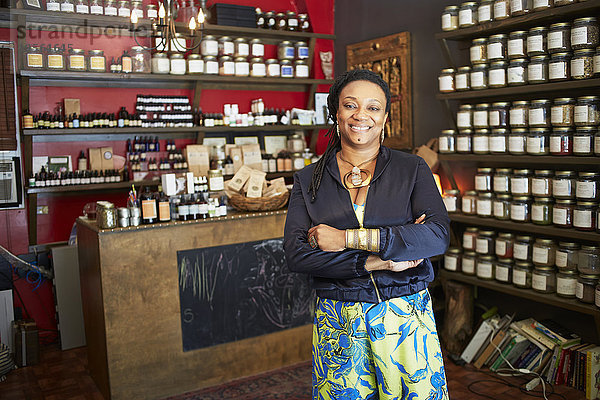 Schwarze Frau lächelnd im Teeladen