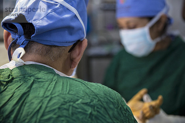Chirurg bei der Arbeit im Operationssaal