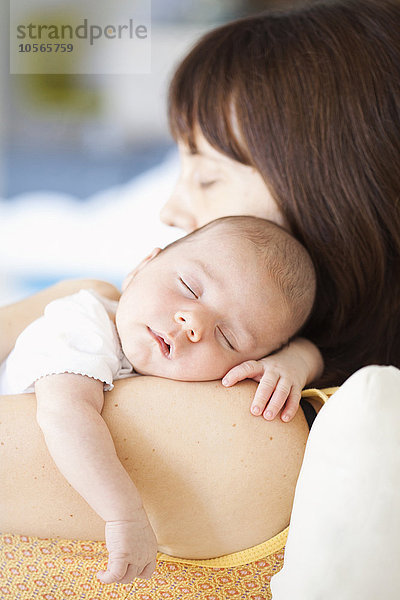 Mutter hält schlafendes Baby