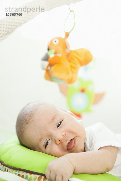 Gemischtrassiges Baby liegt auf einem Kissen