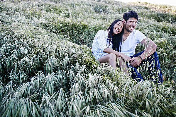 Pärchen im Gras sitzend