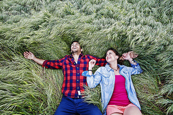 Pärchen im Gras liegend