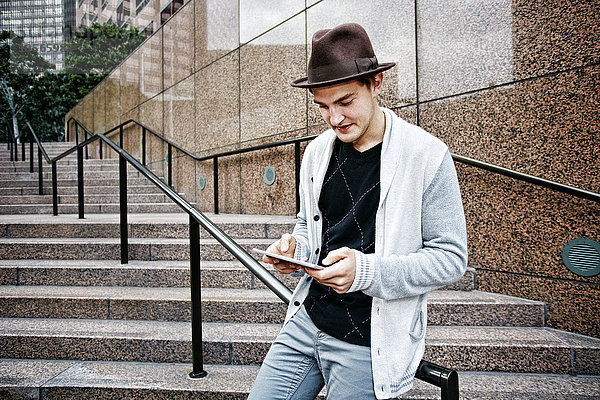 Kaukasischer Geschäftsmann mit digitalem Tablet