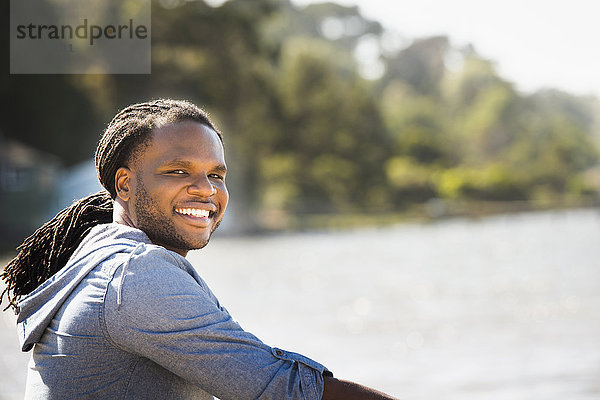Afroamerikanischer Mann lächelnd im Freien