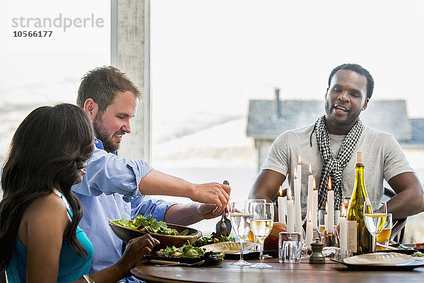 Freunde essen auf einer Dinnerparty