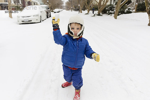 Kaukasischer Junge wirft Schneeball