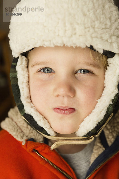 Kaukasischer Junge mit warmer Mütze