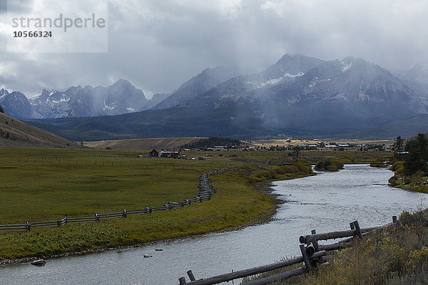 Salmon River unterhalb der Sawtooth Range  Stanley  Idaho  Vereinigte Staaten