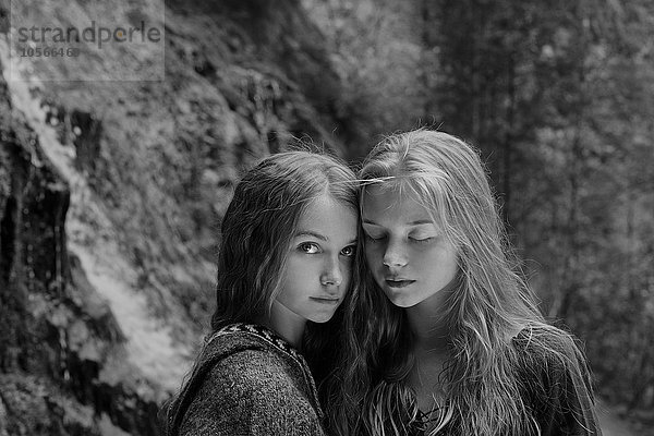 Kaukasische Teenager-Mädchen im Wald