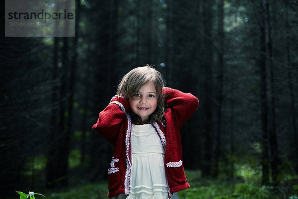 Kaukasisches Mädchen lächelnd im Wald