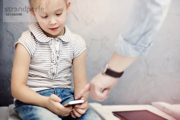 Kaukasischer Vater und Tochter benutzen ein digitales Tablet