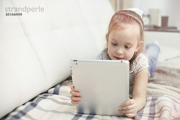 Kaukasisches Mädchen mit digitalem Tablet