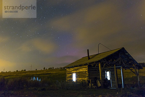 Hütte in einem ländlichen Feld bei Nacht