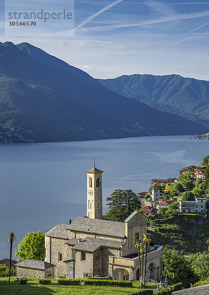 Luftaufnahme der Kirche am Wasser und des Comer Sees  Argegno  Italien