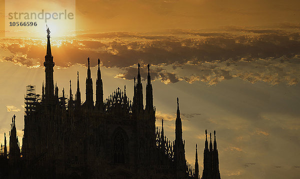 Silhouette der Kirche unter Sonnenuntergang Himmel