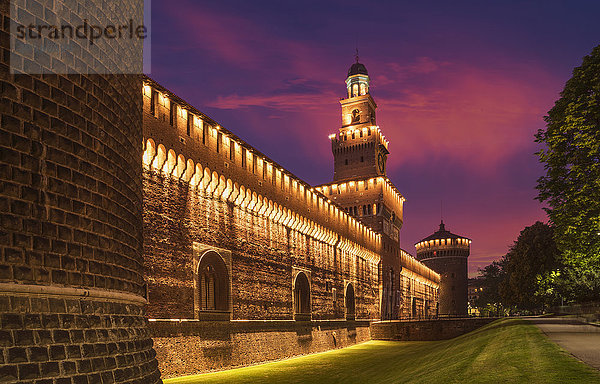 Beleuchteter Turm und Burgmauern  Milano  Lombardei  Italien