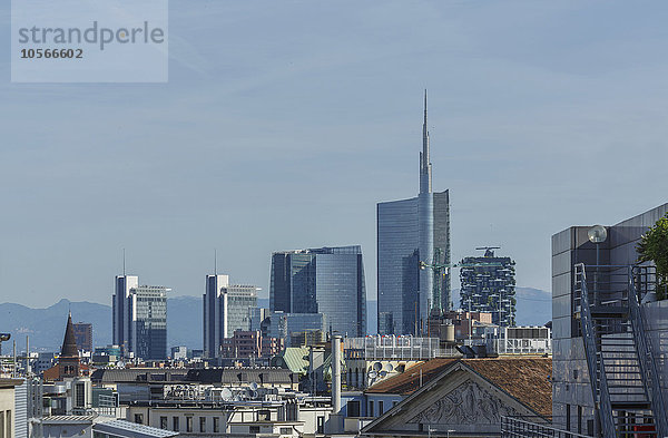 Mailand Stadtbild unter blauem Himmel  Lombardei  Italien