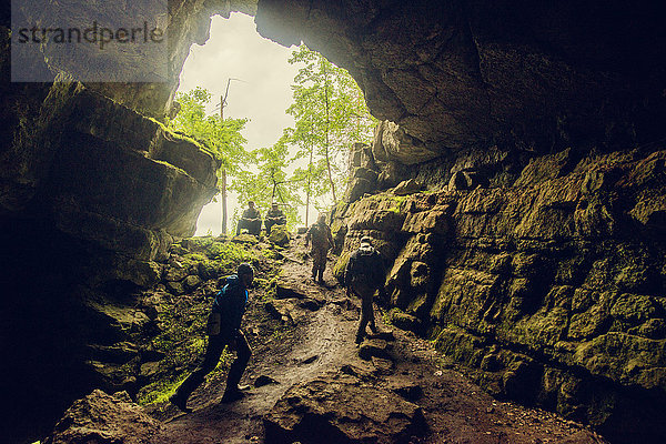 Wanderer bei der Erkundung einer Felsenhöhle