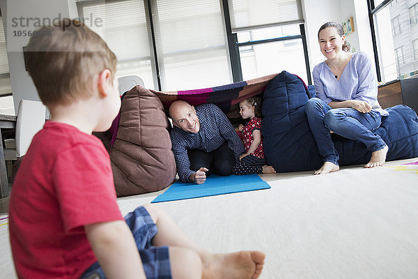 Familie spielt im Deckenfort