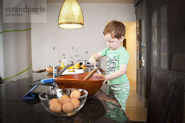 Junge beim Kochen in der Küche
