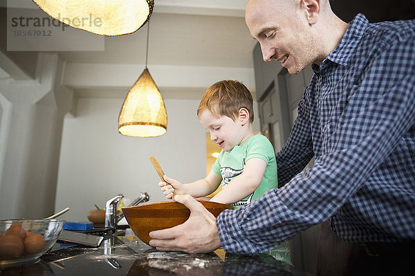 Vater bringt Sohn in der Küche das Kochen bei