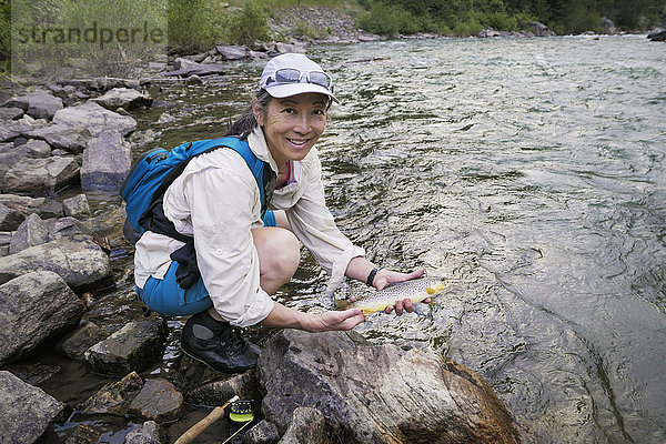 Japanische Frau beim Fischen im Fluss