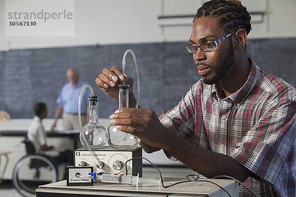 Schüler beim Experimentieren im naturwissenschaftlichen Unterricht