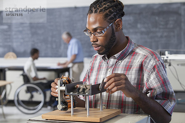 Schüler beim Experimentieren im naturwissenschaftlichen Unterricht