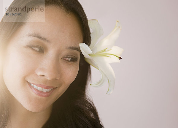 Chinesische Frau mit Blume im Haar