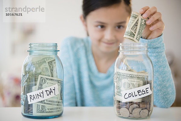 Mädchen spart Geld im College-Fonds