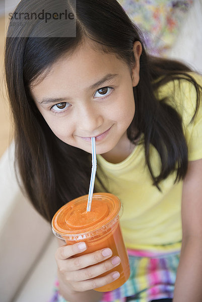 Mädchen trinkt gesunden Karottensaft