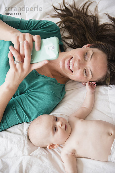 Mutter nimmt Selfie mit Baby Tochter