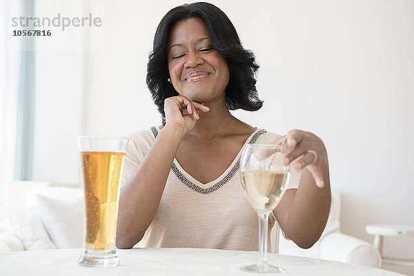 Schwarze Frau wählt zwischen Weißwein und Bier